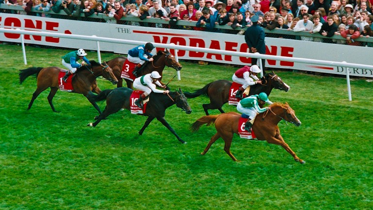 Walter Swinburn on Lammtarra (green) beats Frankie Dettori on Tamure (maroon) in the 1995 Derby