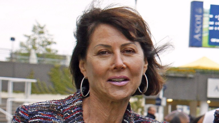 FRENCH DRESSING and owner Mrs Philippa Cooper after The Millgate Maiden Fillies Stakes Ascot 8 May 2015 - Pic Steven Cargill / Racingfotos.comTHIS IMAGE IS SOURCED FROM AND MUST BE BYLINED "RACINGFOTOS.COM"