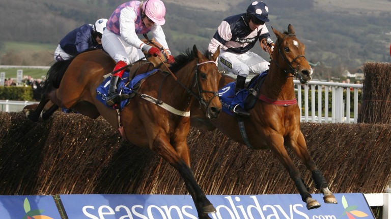 Voy Por Ustedes (Robert Thornton, left) en route to winning the 2007 Champion Chase