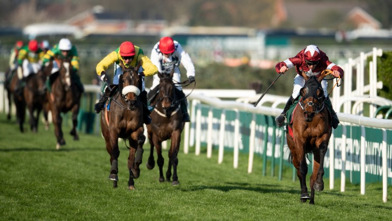 La légende d'Aintree Tiger Roll (Davy Russell) galope vers le succès au Grand National en 2019