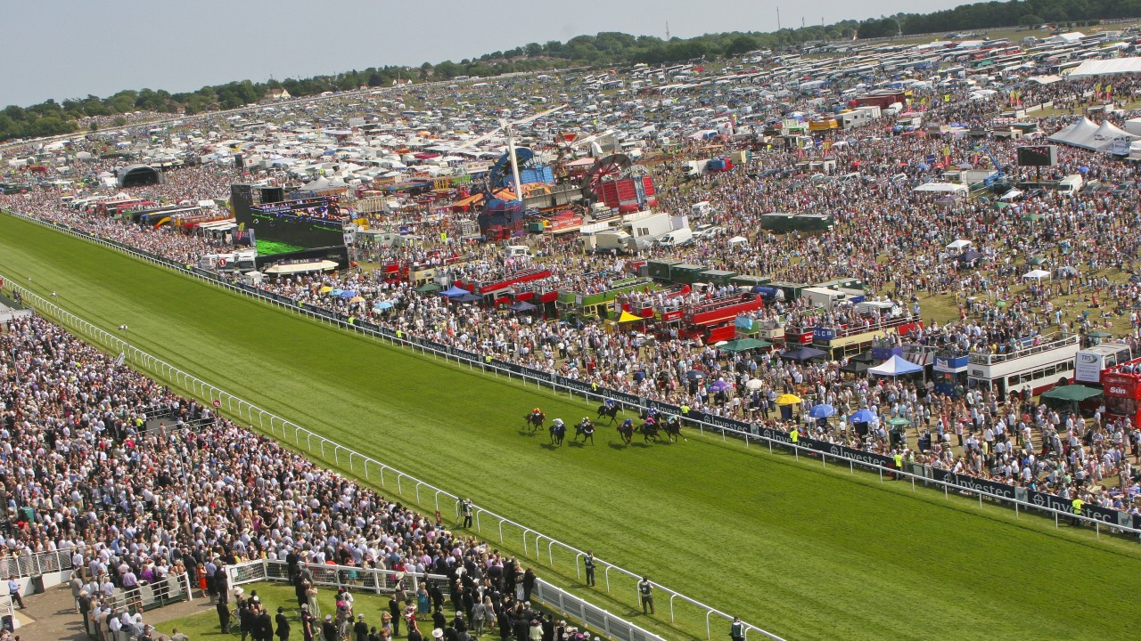 Derby day crowd 