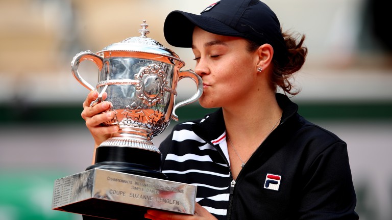 Ashleigh Barty kisses the women's French Open trophy