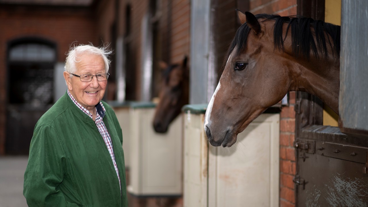 I M A Bad Tempered Old Sod Inside The Mind Of Training Legend David Elsworth Horse Racing News Racing Post