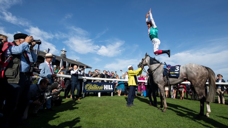 Деттори празднует победу Гудемонте в St Leger on Logician в 2019 году.