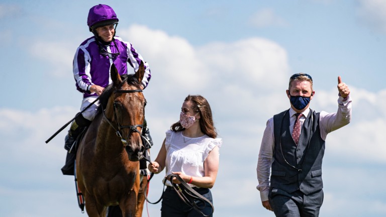 Nieva con Ryan Moore y Amy Butler después de ganar la carrera irlandesa Godmonte en Coorg كور