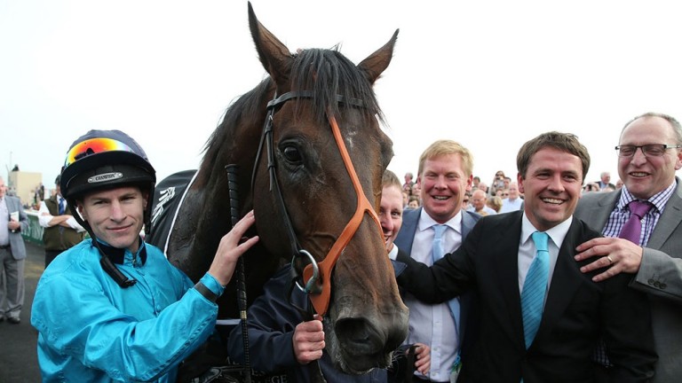 Richard Kingscott (à gauche), Duscombe (au centre) et Owen (deuxième à droite) profitent d'une victoire pour l'Irlandais Brown Panther St Leger