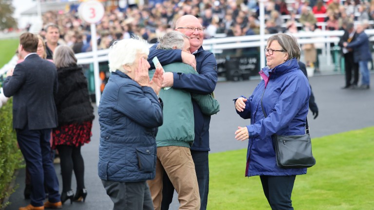 Mike Sowersby es abrazado después de la victoria de Zen Master en Sedgefield