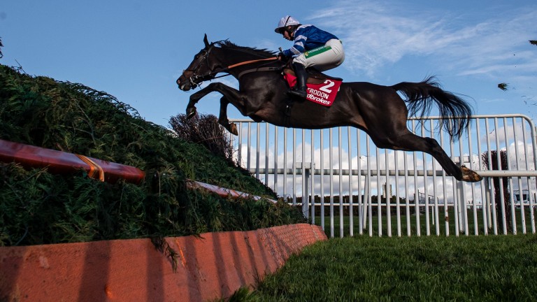 Frodon y Brioni Frost ganan la Chase de Campeones de Ladbrooks (Grado 1).  Abajo del hipódromo real.  Foto: Patrick McCann / Racing Post 30.10.2021