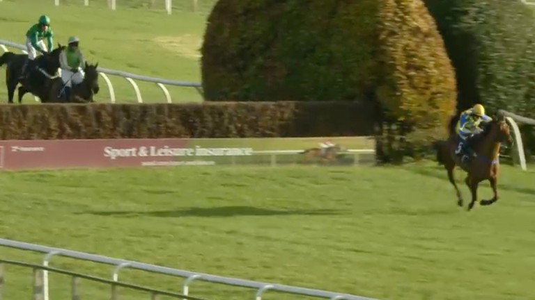 Crack Du Ninian canters on to an easy victory with Fete Champetre and Hasanakey nowhere to be seen