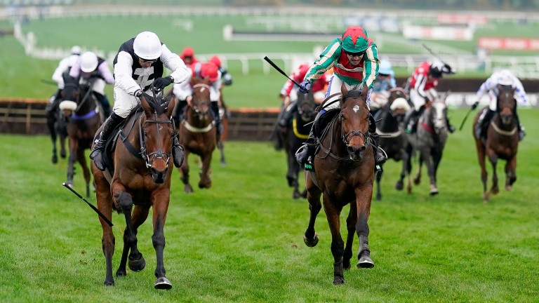 Adagio (à droite) a terminé avec une longueur de West Cork au Greatwood Hurdle 2021