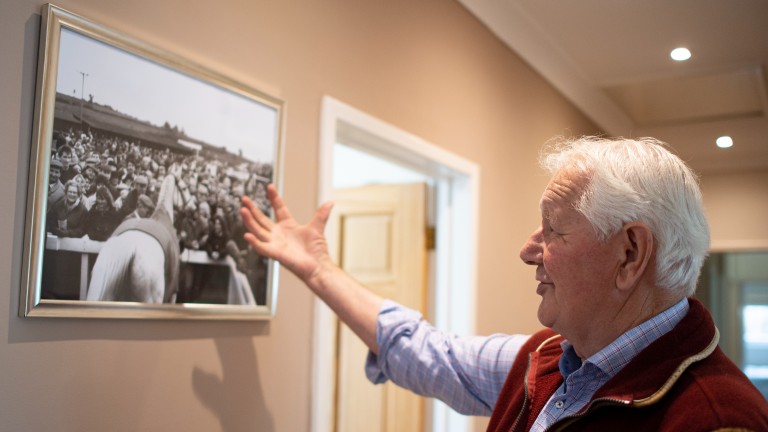 David Elsworth with a photograph of Desert Orchid at home in Newmarket