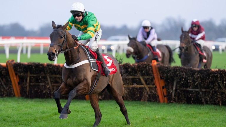 Epatante: sube a 2m4f por primera vez en la Aintree Hurdle