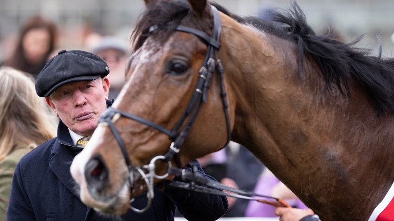 Gary Moore est photographié avec la star stable Jassan