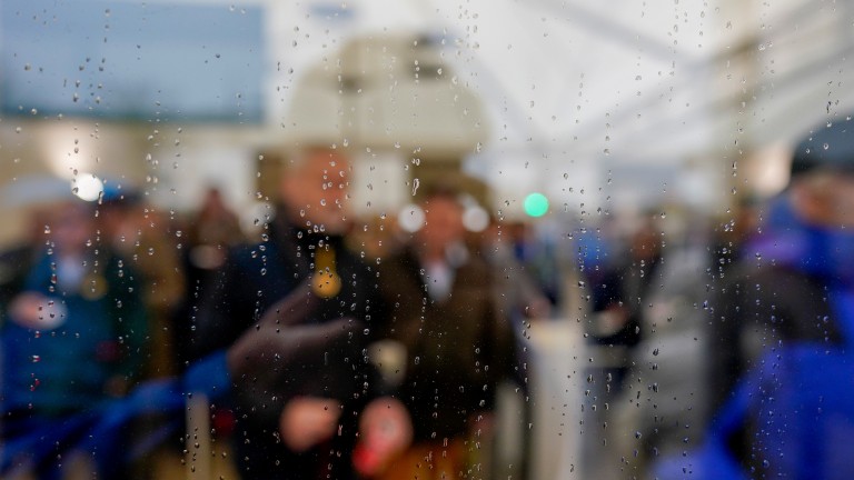 Cheltenham, Angleterre - 16 MARS : Les portes s'ouvrent un jour de pluie le deuxième jour du festival à l'hippodrome de Cheltenham le 16 mars 2022 à Cheltenham, en Angleterre.  (Photo par Alan Crowhurst/Getty Images)