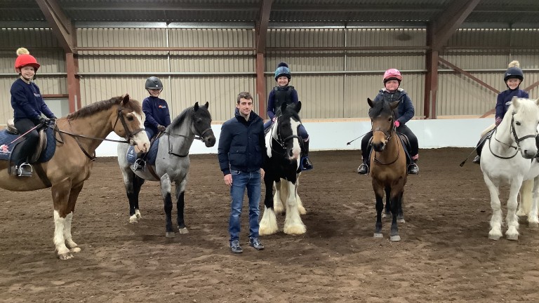 Brian Hughes enseña a montar a caballo a cinco niños en el centro de equitación de Kirklewington, cerca de Middlesbrough, organizado por Great British Racing