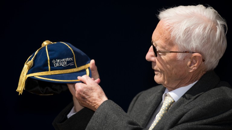 Lester Piggott recibe una gorra para conmemorar su primera victoria en el Derby
