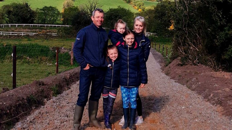 Мики Фентън и съпругата му Стефани се преместиха в Ирландия с трите си дъщери през 2019 г.