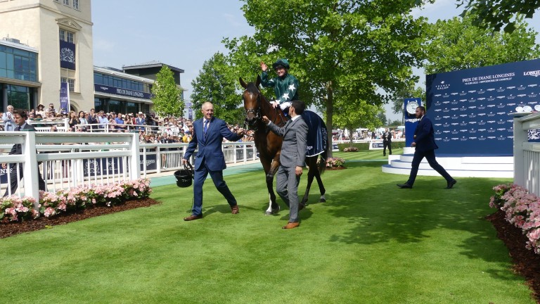 Holly Doyle sonrió después de ganar el Premio Diane sobre Nashwa en Chantilly el domingo