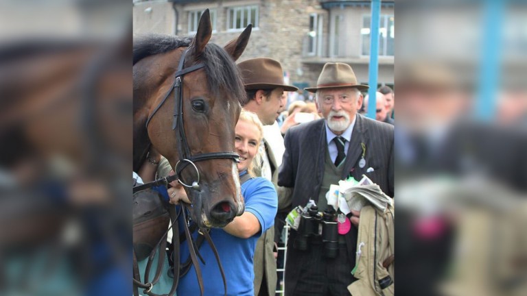 ‘Maravilloso hombre, excepcional hombre’ – narrador y dueño muere a los 88 |  noticias de carreras de caballos