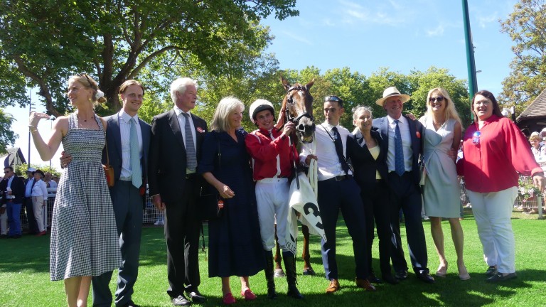 Contacts posent pour une photo avec le lauréat du Prix Rothschild Saffron Beach