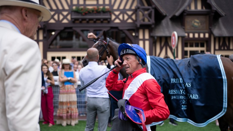 Inspiral, Frankie Dettori y John Gosden en el contenedor del ganador de Deauville