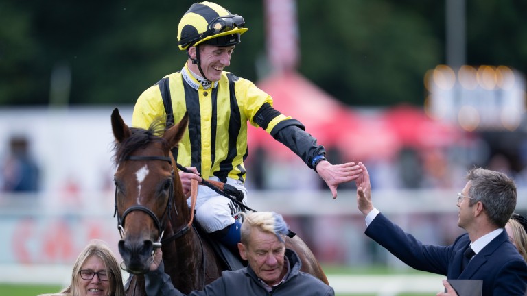 Roger Varian saluda a Eldar Eldaroff y David Egan tras ganar el St. Leger