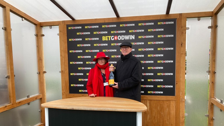 La directora ejecutiva de Doncaster, Rachel Harwood, obsequió a Mick Channon con una botella de champán para marcar su retiro.